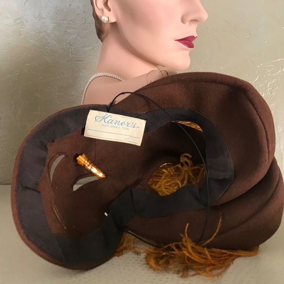 CAPTIVATING 1930s TAN FELT TILT HAT WITH GOLD FEATHERS & TWO RHINESTONE JEWELS main image 11